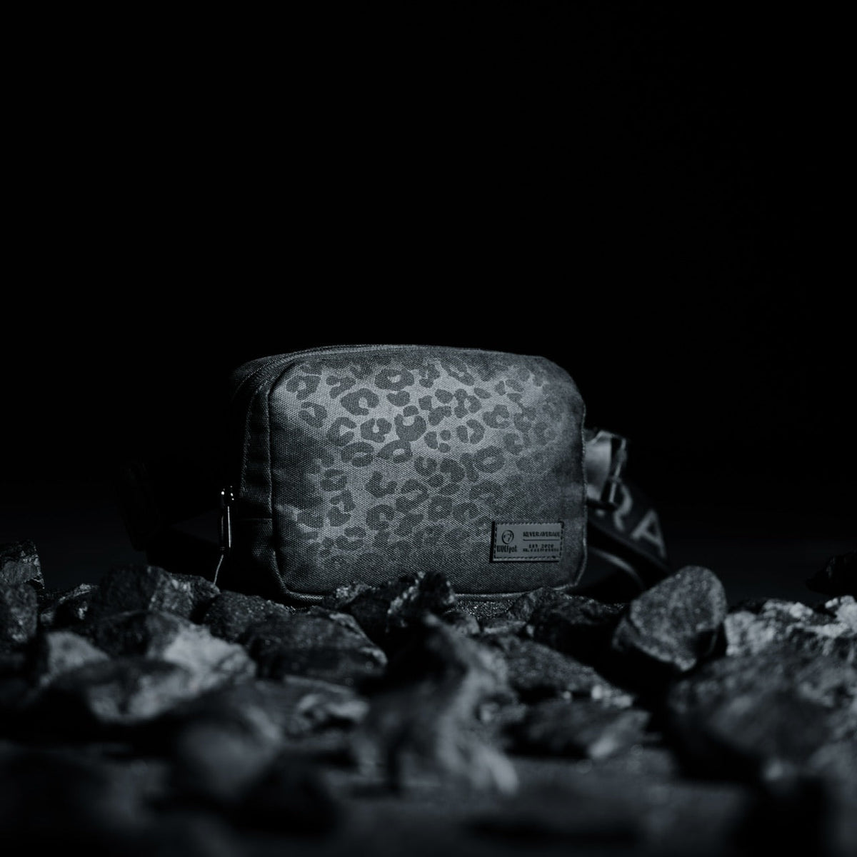 Crossbody Pack Black Leopard - Image 3