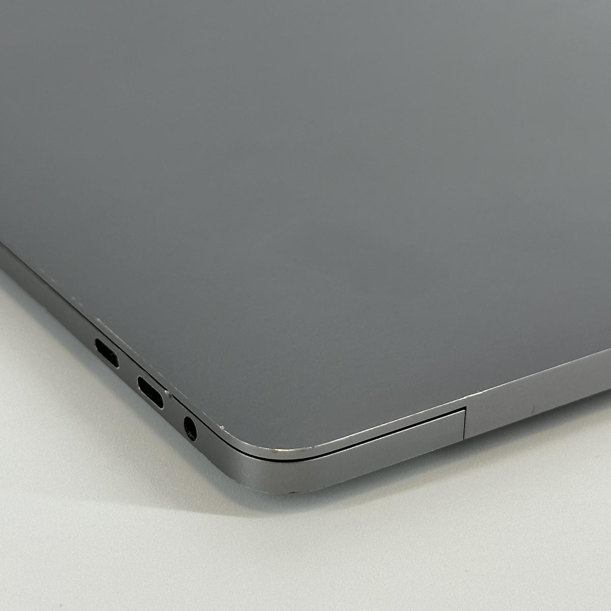 Apple MacBook Pro 15 Touch Bar 2018 Space Gray 2.9 GHz Intel Core i9 8th Gen. 32GB RAM 1TB Solid State Drive AMD - Image 31