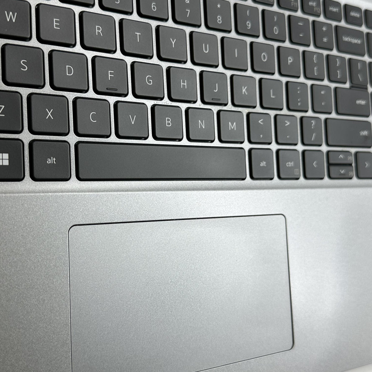 Dell Latitude 5540 15.6 Gray 1.7 GHz Intel Core i7 13th Gen. 32GB RAM 512GB Solid State Drive - Image 4